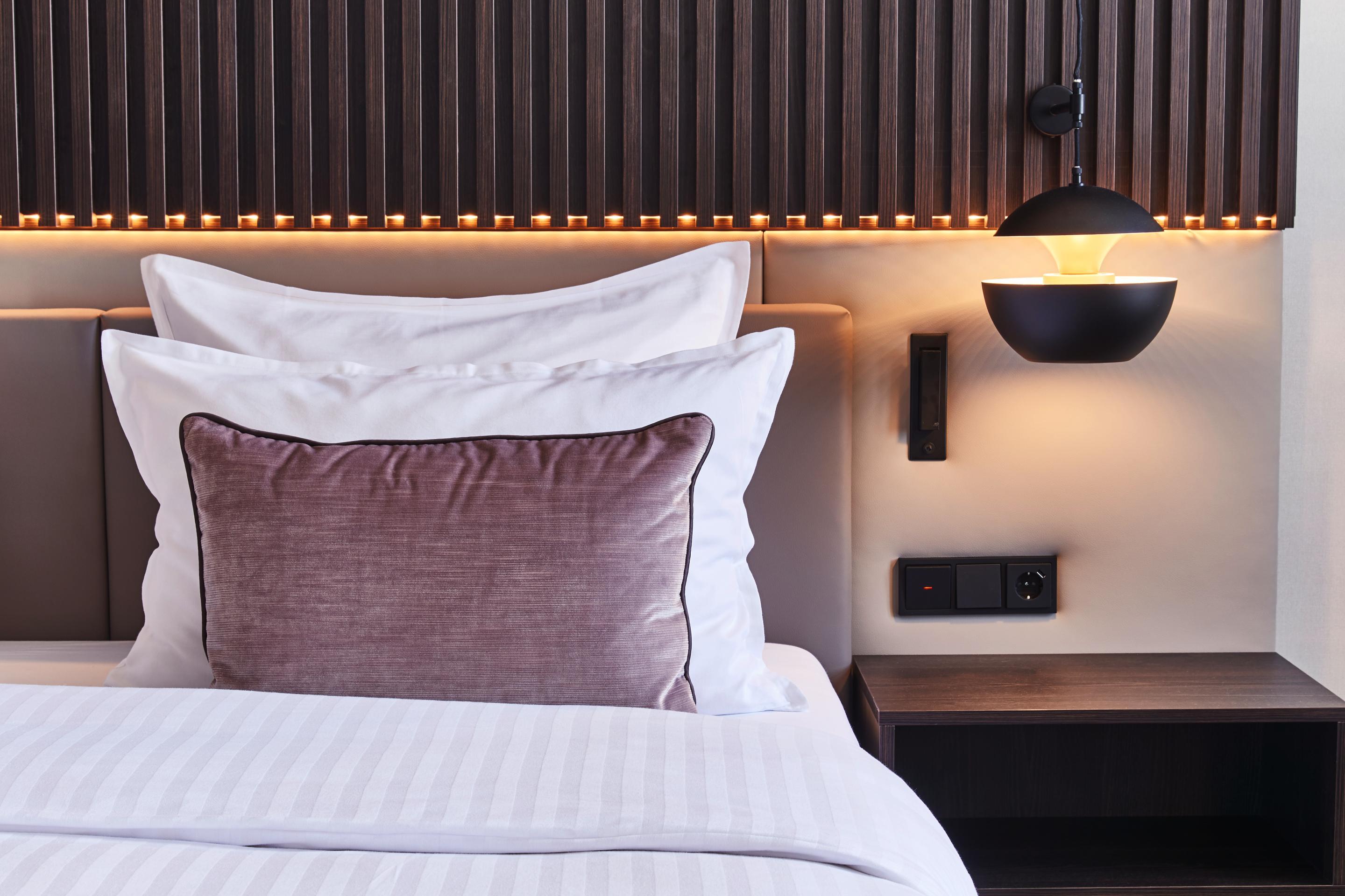 Steigenberger Hotel De Saxe Dresden Exterior photo A bed with a pillow
