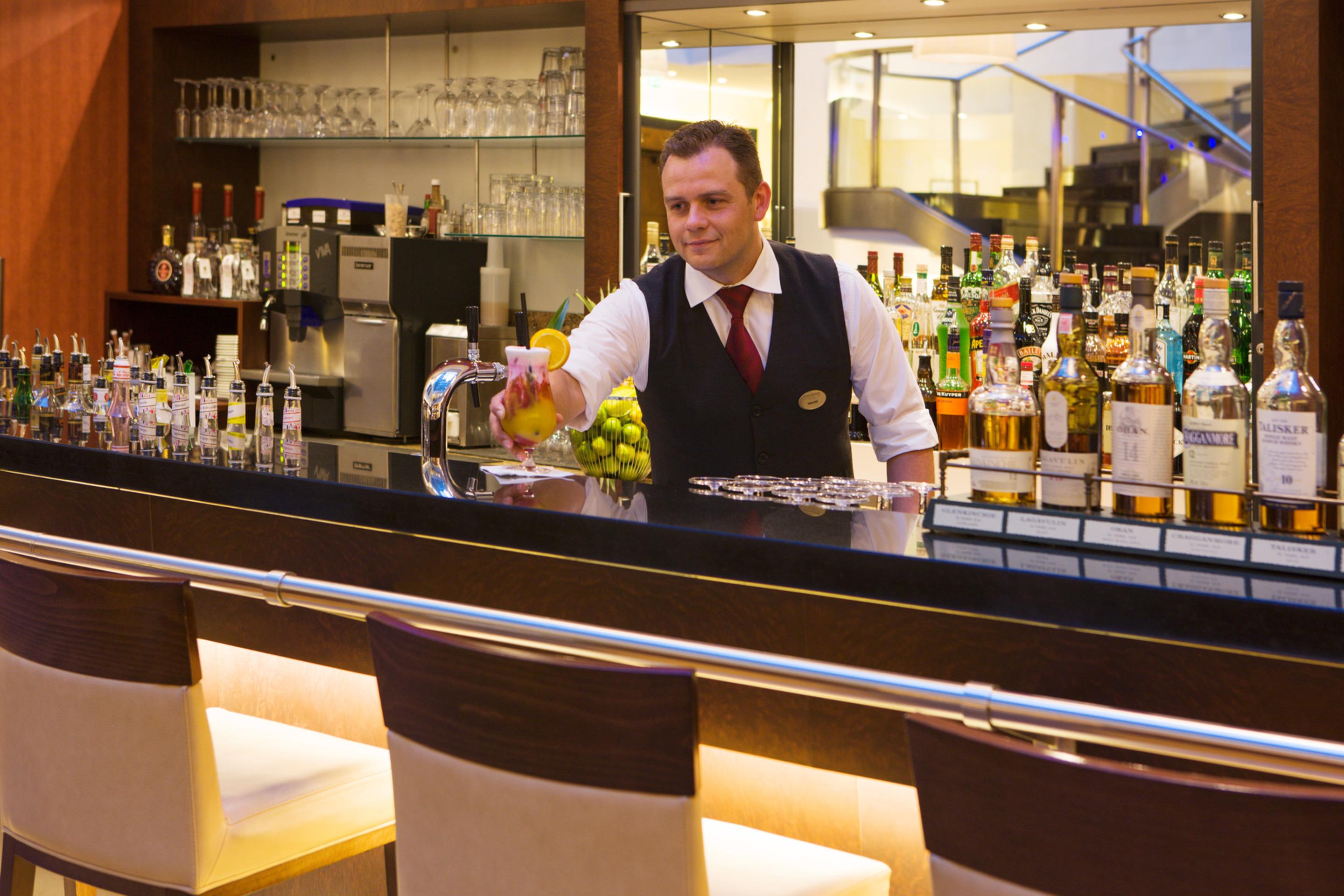 Steigenberger Hotel De Saxe Dresden Exterior photo A bartender at work
