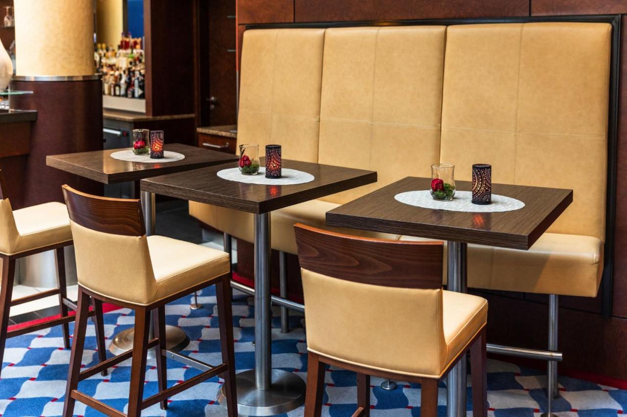 Steigenberger Hotel De Saxe Dresden Exterior photo Bar stools